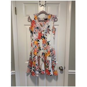 Beautiful “Just…Taylor” Floral Dress w/ Pockets! - Size 10- Excellent condition!